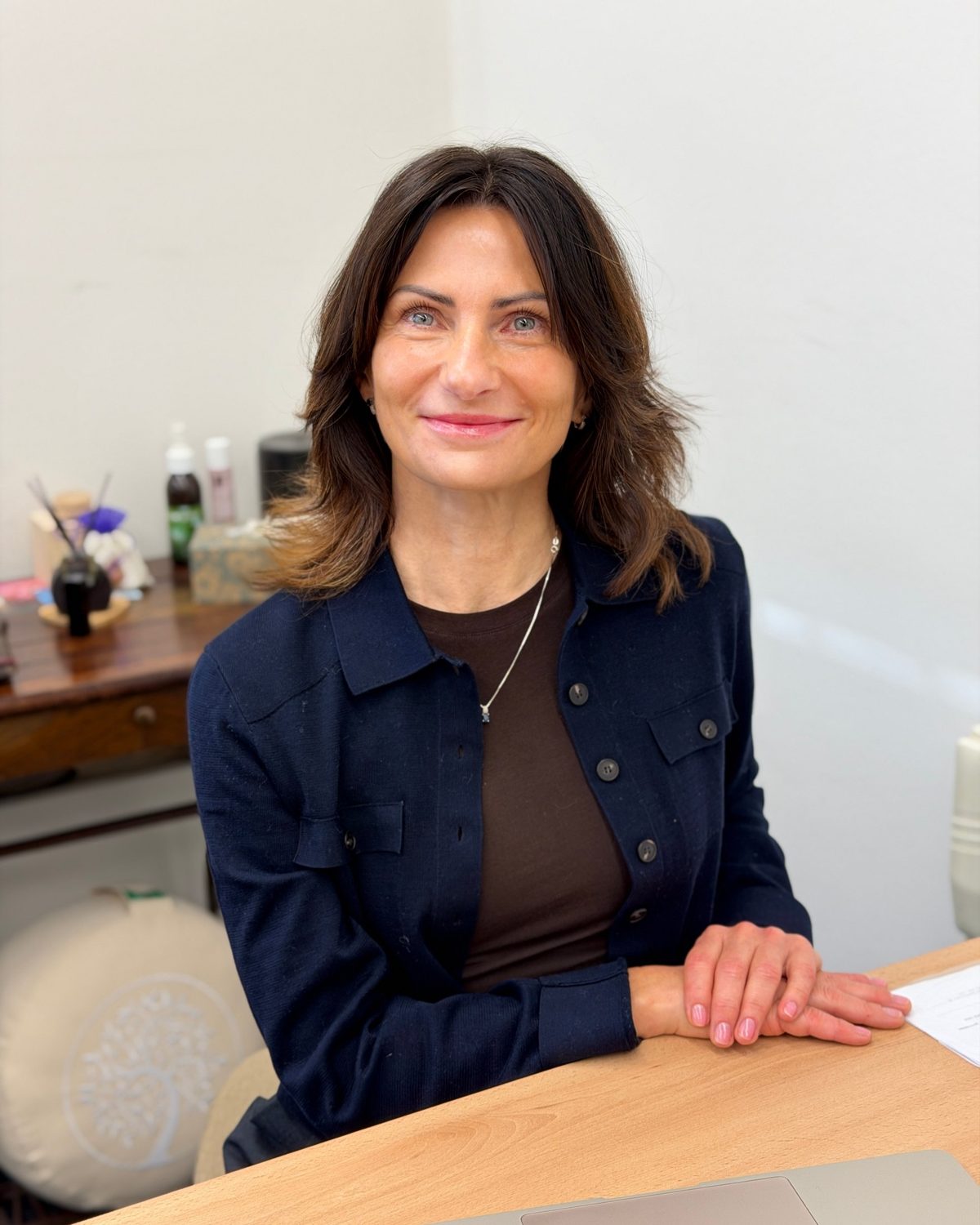 Alena Škrdle u pracovního stolu
